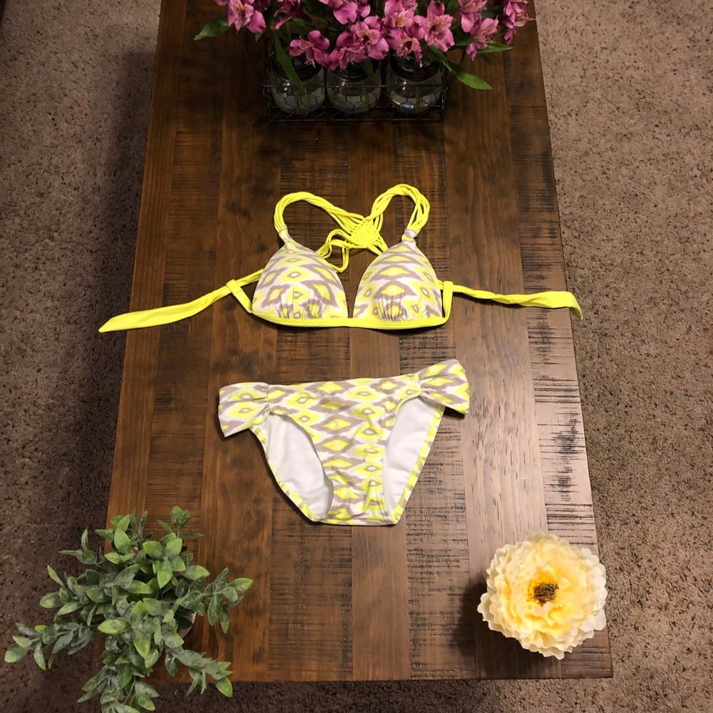 Yellow bikini💛